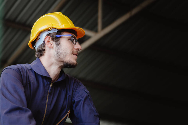 Портрет молодого американського щасливого працівника в інженері з питань безпеки жорсткий шолом з копіюванням простору. - Фото, зображення