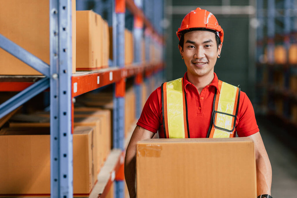 Lagerarbeiter im Warenlager hantieren mit Warenprodukten Box Porträt glücklich lächelnd - Foto, Bild