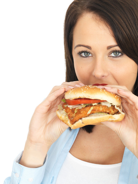 jovem mulher comer um frango hambúrguer
 - Foto, Imagem