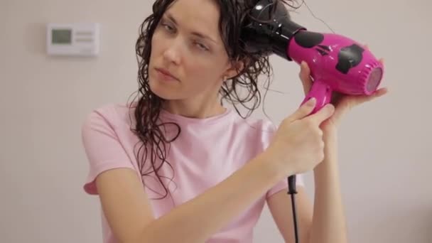 Drying curly hair type 2b and 2c with a diffuser hair dryer. Cgm method. - Πλάνα, βίντεο
