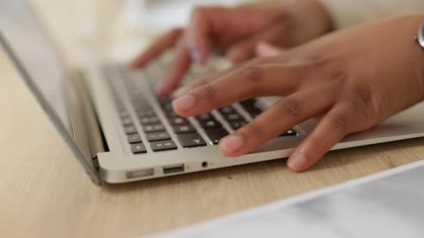 Großaufnahme einer Geschäftsfrau, die in einem Büro auf einer Laptop-Tastatur surft. Die Hände eines produktiven Unternehmers, der E-Mails schreibt und Online-Berichte erstellt, während er in einem Start-up recherchiert und plant. - Filmmaterial, Video