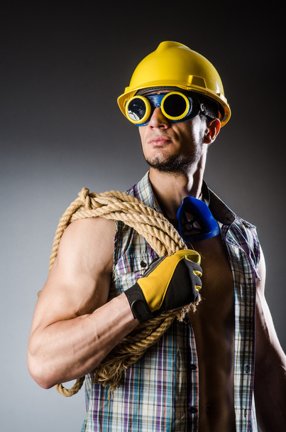 Hasított izom építő férfi szerszámokkal - Fotó, kép