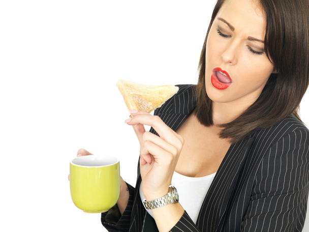Jeune femme d'affaires avec café et pain grillé chaud
 - Photo, image