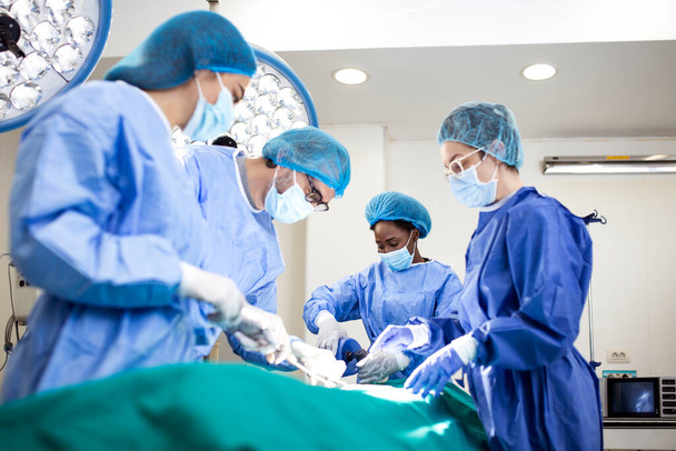 Врач и ассистент медсестры, оперирующие за помощью пациента из опасного экстренного случая. - Фото, изображение