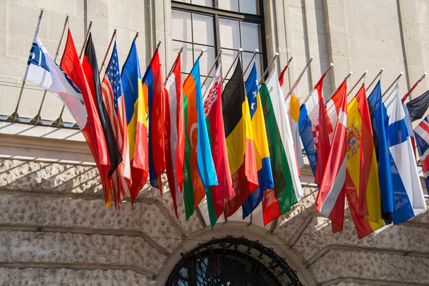 Banderas en la sede de la OSCE
 - Foto, Imagen