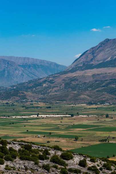 Gjirokaster, Albania Pohled na bohatou úrodnou půdu - Fotografie, Obrázek
