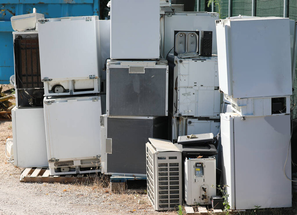deposit of used household appliances in the landfill for the collection of polluting material - 写真・画像