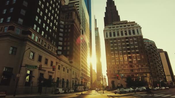 Downtown katu näkymä kaupunkien rakennusten kaupunkikuva Philadelphiassa Yhdysvalloissa - Materiaali, video