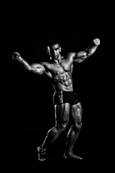 Jeune bodybuilder posant
 - Photo, image