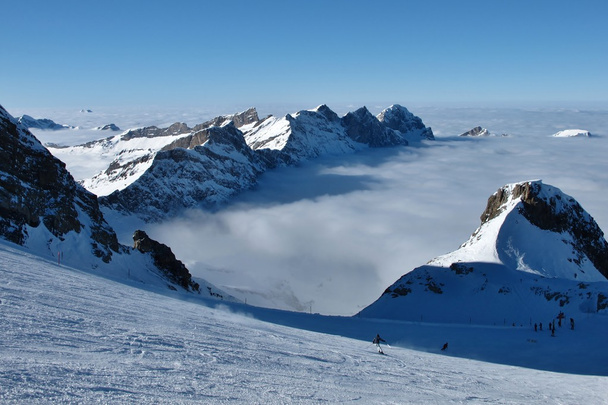 Катание на лыжах над туманом
 - Фото, изображение