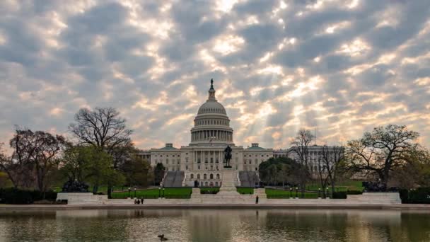 US Capitol Hill zbliżenie widok rano słońce światło timelapse w Waszyngtonie DC - Materiał filmowy, wideo