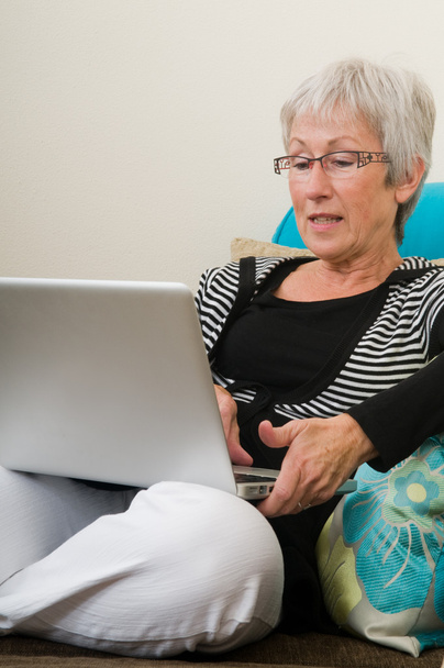 idősebb nő, egy laptop -3 - Fotó, kép