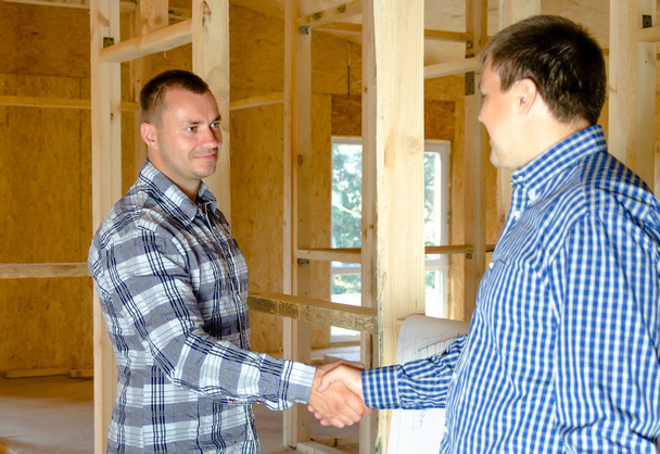 Két férfi egy új épít házat kezet - Fotó, kép