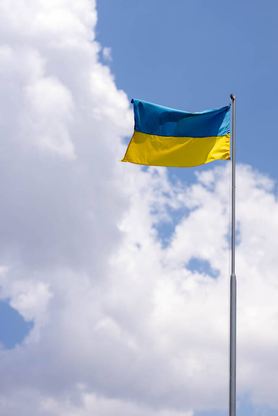 Ukraina flaga duży symbol narodowy macha na niebieskim niebie z ścieżką wycinania. Duży żółty niebieski ukraiński flaga państwowa, Konstytucja Niepodległości, Święto Narodowe. Demokracja i polityka. Symbol wygranej - Zdjęcie, obraz