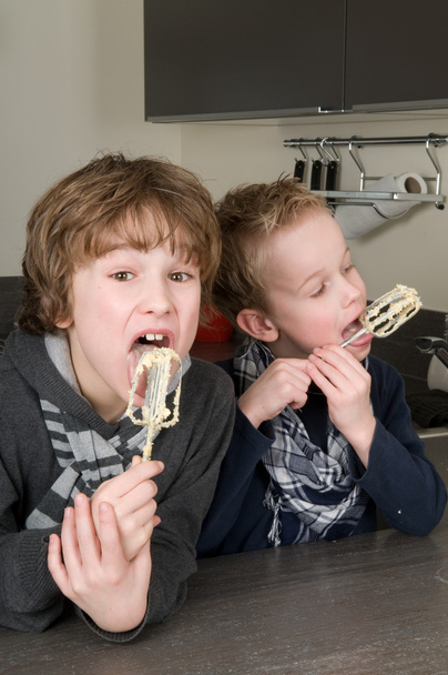 Мальчики едят тесто из бисера
 - Фото, изображение