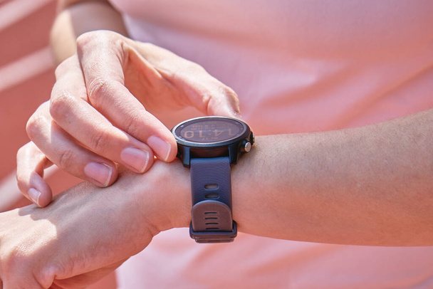 Жінка використовує фітнес-годинник перед кардіо вправами, результати перевірки на смарт-годиннику після тренування, концепція здорового способу життя
 - Фото, зображення