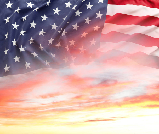 Αμερικανική σημαία στον ηλιόλουστο ουρανό - Φωτογραφία, εικόνα