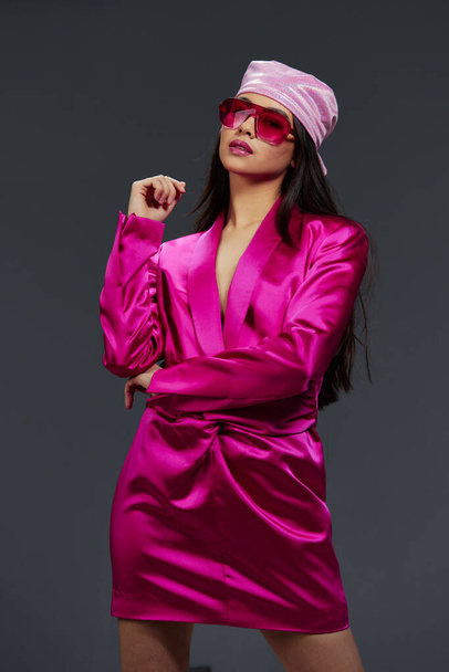 красивая женщина позирует розовый мини платье шарф платка солнцезащитные очки изолированный фон. Высокое качество фото - Фото, изображение