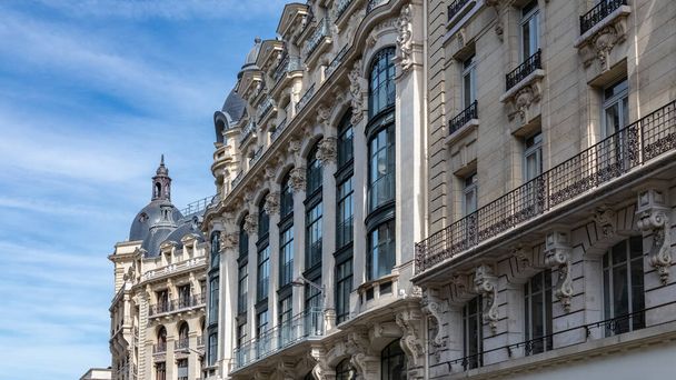 Paris, typische Fassade und Fenster, schönes Gebäude rue Reaumur - Foto, Bild