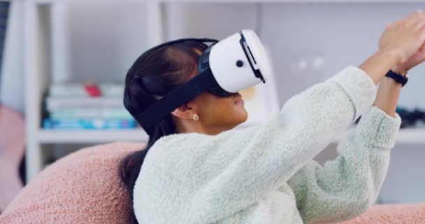 Trendige Frau mit einem VR-Headset und einer berührenden Benutzeroberfläche mit den Händen. Junge Frau mit futuristischer Virtual-Reality-Brille spielt ein interaktives 3D-Simulationsspiel und erlebt die Metaverse. - Filmmaterial, Video