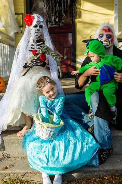 Aile kostümleri Cadılar Bayramı gecesi - Fotoğraf, Görsel