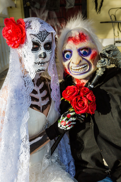 Casal em trajes na noite de Halloween
 - Foto, Imagem