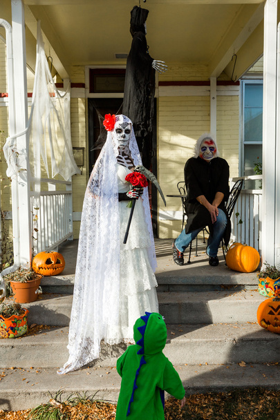 Familia en disfraces en la noche de Halloween
 - Foto, Imagen