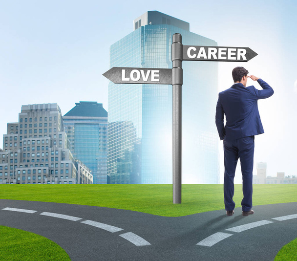 L'homme d'affaires ayant le choix entre l'amour et la carrière - Photo, image