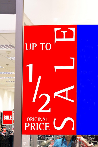 Kaupan ikkuna punainen myynti merkki. jopa puoleen hintaan. Alennusmyynti. Allekirjoitus. myyntimerkki
 - Valokuva, kuva