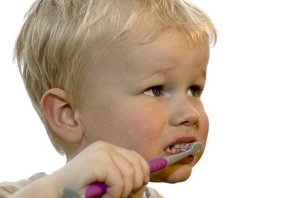 Ragazzo spazzolatura denti - Foto, immagini