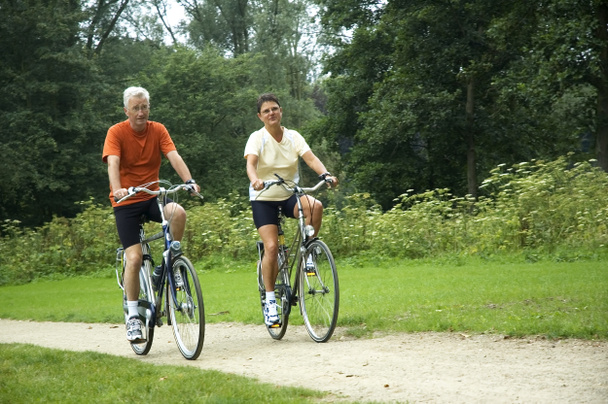 Radfahrendes Seniorenpaar - Foto, Bild