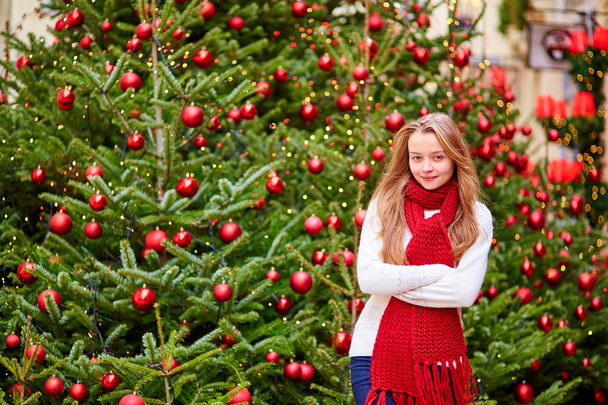 Girl with a brightly decorated Christmas tree - Valokuva, kuva