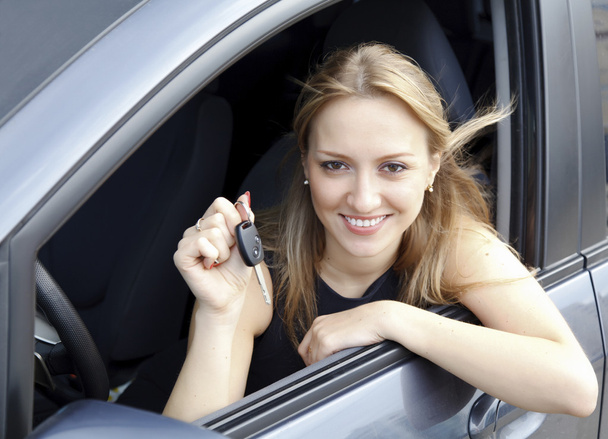 Šťastná žena ukazující klíč od svého nového auta. - Fotografie, Obrázek