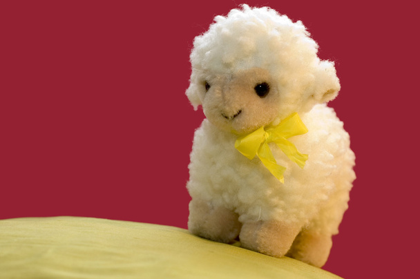 Игрушечная овца весной
 - Фото, изображение
