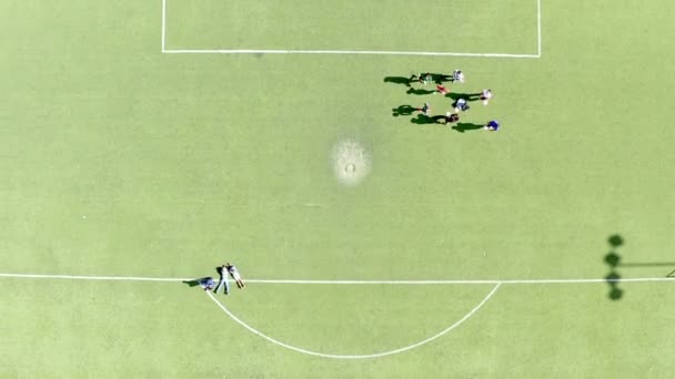 4k drone beelden van mensen die een spel spelen op een voetbalveld. - Video