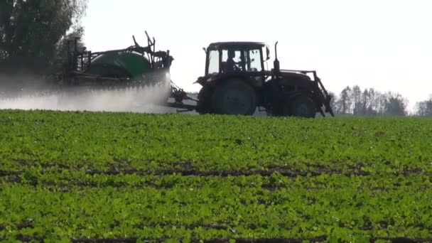 Granja tractor spray fertilizar otoño temporada colza campo de cultivo
 - Imágenes, Vídeo