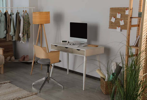 Стильный интерьер домашнего офиса с удобным рабочим местом - Фото, изображение