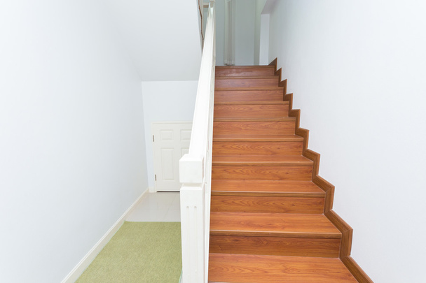 дерев'яні сходи з ламінованої деревини в білому сучасному будинку
 - Фото, зображення