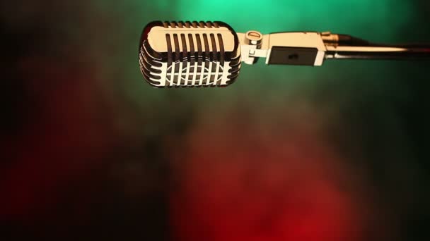 Microfone retro em vermelho e verde
 - Filmagem, Vídeo