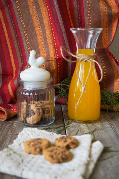 オレンジ ジュースとクッキー - 写真・画像