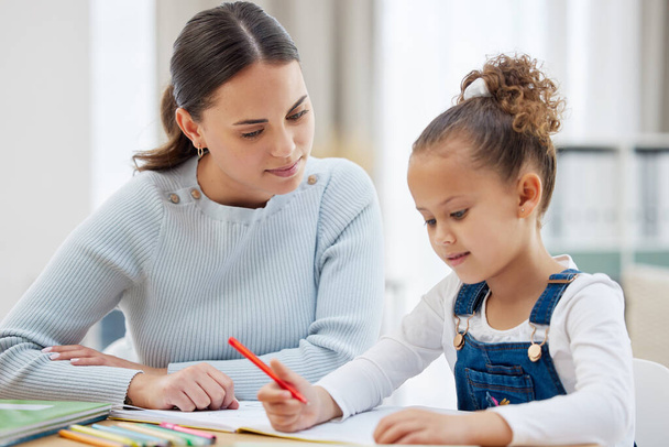 Können Sie das? eine junge Mutter hilft ihrer Tochter bei den Hausaufgaben zu Hause - Foto, Bild