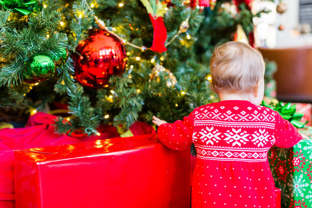 Bambina accanto all'albero di Natale
 - Foto, immagini
