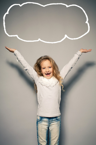 glückliches kleines Mädchen mit erhobenen Händen - Foto, Bild