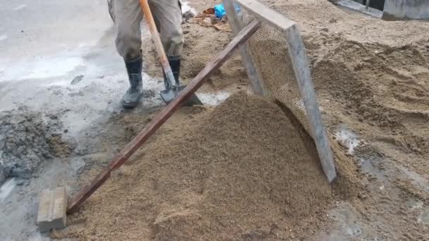 peneira de estrutura de madeira de construção para areia mais fina. - Filmagem, Vídeo