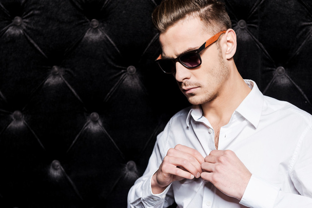 Man in sunglasses buttoning shirt - Photo, Image