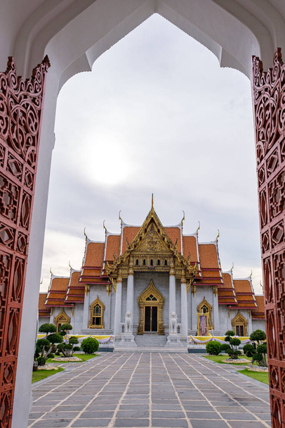 Wat Benchamabophit temple in Bangkok Thailand, The Marble temple in Bangkok. Beautiful Buddhist temple on a bright sunny day - Φωτογραφία, εικόνα