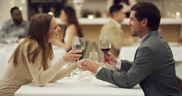 4k відеозапис щасливої молодої пари, що має романтичне побачення у вишуканому ресторані
. - Кадри, відео