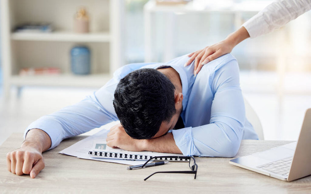 Szükség van a támogatásodra. egy munkatárs, aki stresszes időszakban nyújt támogatást kollégájának - Fotó, kép
