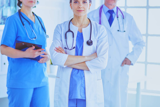 Grupa lekarzy i pielęgniarek stojących w sali szpitalnej - Zdjęcie, obraz