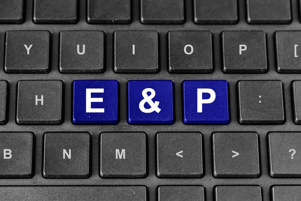 E & P ή εξερεύνησης και παραγωγής λέξη στο πληκτρολόγιο - Φωτογραφία, εικόνα